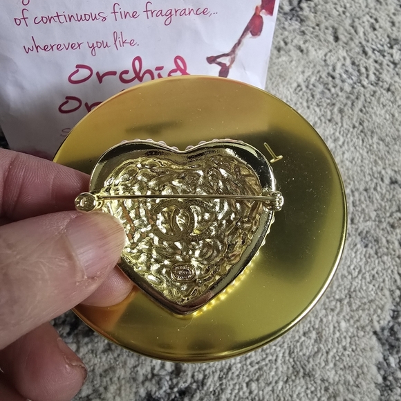 Gorgeous Stamped Brooche - Picture 5 of 12